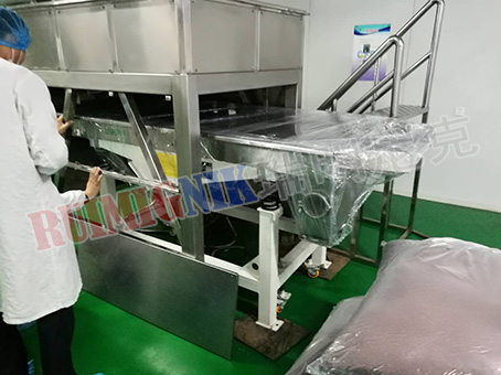苏州客户订制不锈钢直线筛到货安装调试中